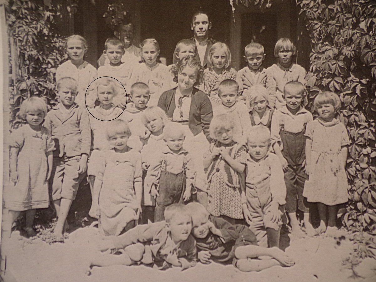 adam_krzyminski's tweet image. Moja babcia przed szkołą na terenie dzis. Ukrainy.  Nie istniejąca już wieś Niedźwiedzie na rozwidleniu dróg Łopatyń i Beresteczko. Gmina Sieńków, woj. Tarnopolskie. Wrzucam może ktoś również posiada korzenie w tamtych stronach
#Kresy #IIRP #StaryKraj #Ukraina #Tarnopol #Sieńków