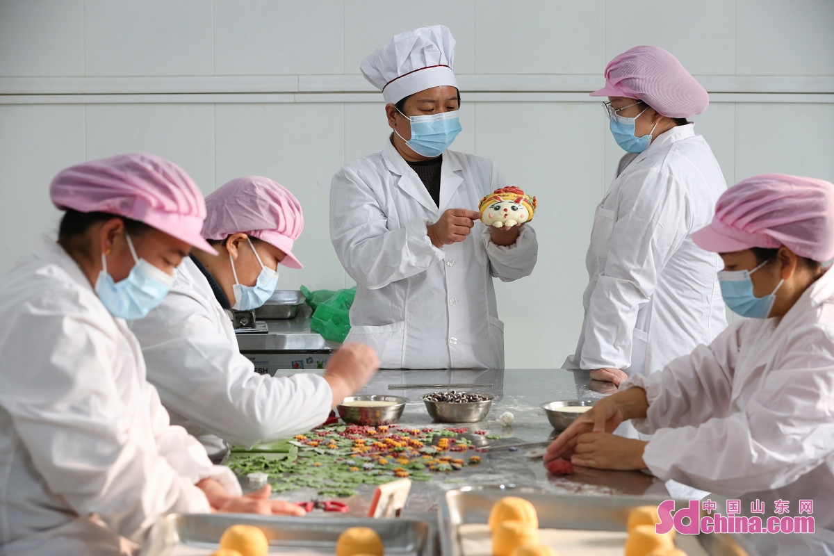 Orders for special steamed buns, known as bobo, are increasing as the Lunar New Year approaches. Bakers in Zouping, #Shandong province, are busy making bobo shaped like animals 🐰 and fruits 🍑 with auspicious meanings. Good-looking and delicious! #ShandongSpirit #ShandongCuisine