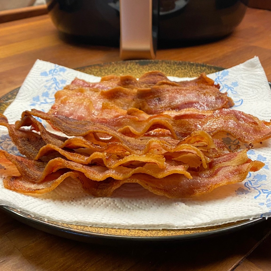 KaneMcConnell's tweet photo. Discovered the #airfryer this weekend. Of course, one of the test subjects had to be #bacon. 🥓😋 https://t.co/KD3B1ZT7uy