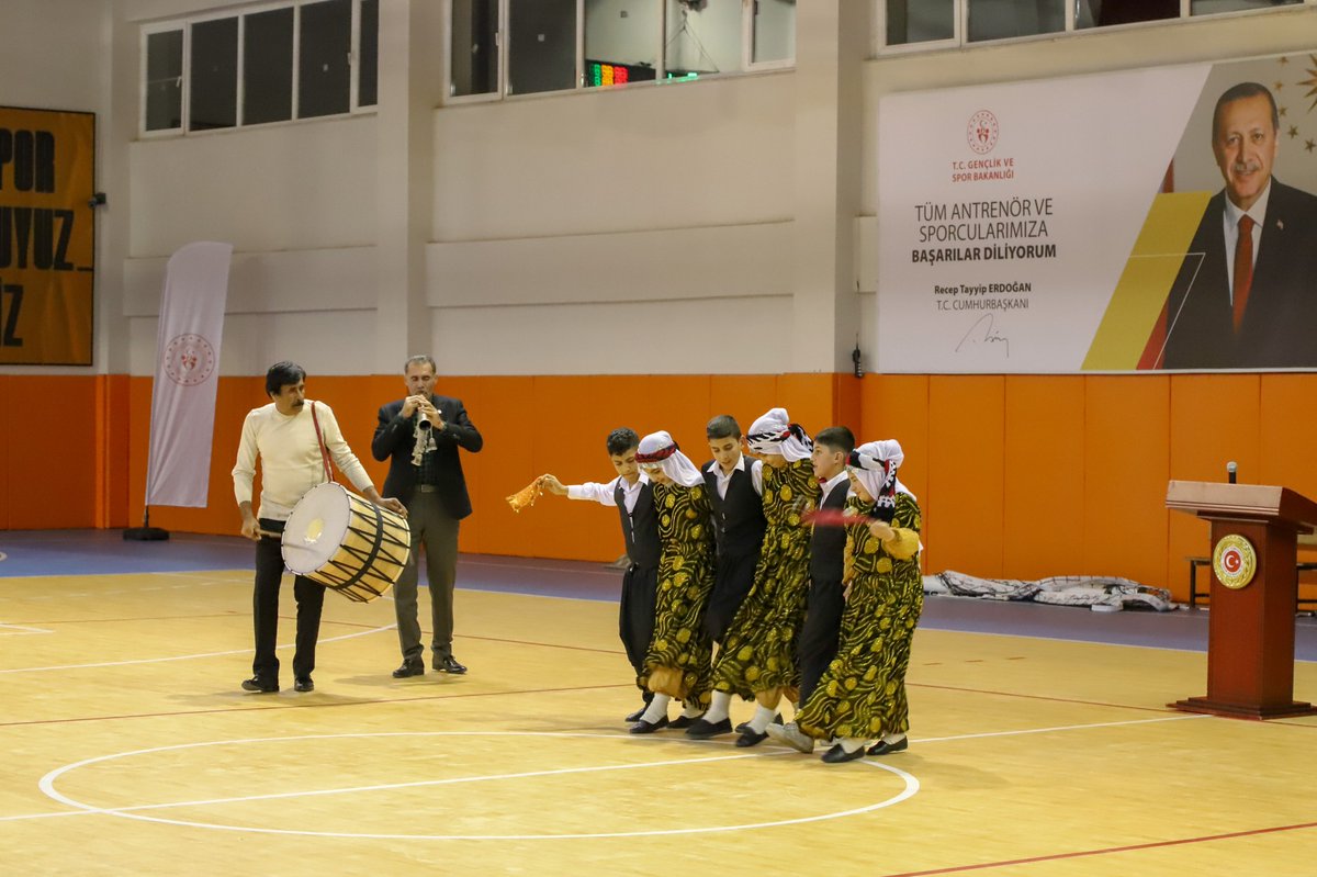 Savur Kaymakamlığı (@svrkaymakamligi) on Twitter photo KAYMAKAMLIK KUPASI SAVUR NURİ CINGILLIOĞLU ANADOLU LİSESİ TAKIMININ
Kaymakamlık Kupası Voleybol Turnuvası coşkulu bir final maçı ile sona erdi. Üçüncülük maçının ardından saat 19.00 da final maçı programı İstiklal Marşı'mızın okunmasıyla başladı. KAYMAKAMLIK KUPASI SAVUR NURİ CINGILLIOĞLU ANADOLU LİSESİ TAKIMININ
Kaymakamlık Kupası Voleybol Turnuvası coşkulu bir final maçı ile sona erdi. Üçüncülük maçının ardından saat 19.00 da final maçı programı İstiklal Marşı'mızın okunmasıyla başladı.