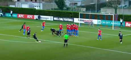 Au2lN's tweet photo. #Reims
Coup franc de Zeneli manifestement travaillé à l'entrainement puisque les 3 joueurs SDR s'agenouillent simultanément juste au moment de la frappe...
#FCLPSDR https://t.co/fHnfQYlQFr