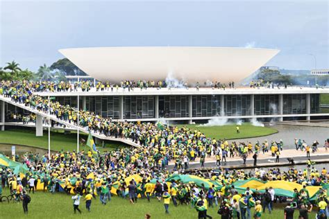 RuiTrader's tweet photo. #GolpeDeEstado , eu tenho a certeza que existem apoiantes/simpatizantes de Bolsonaro que não concordam com estas manifestações antidemocráticas.

#Lula  perdeu uma boa oportunidade para um discurso de união, ao invés de continuar a alimentar a polarização do país. https://t.co/3OJ6l8uVJi