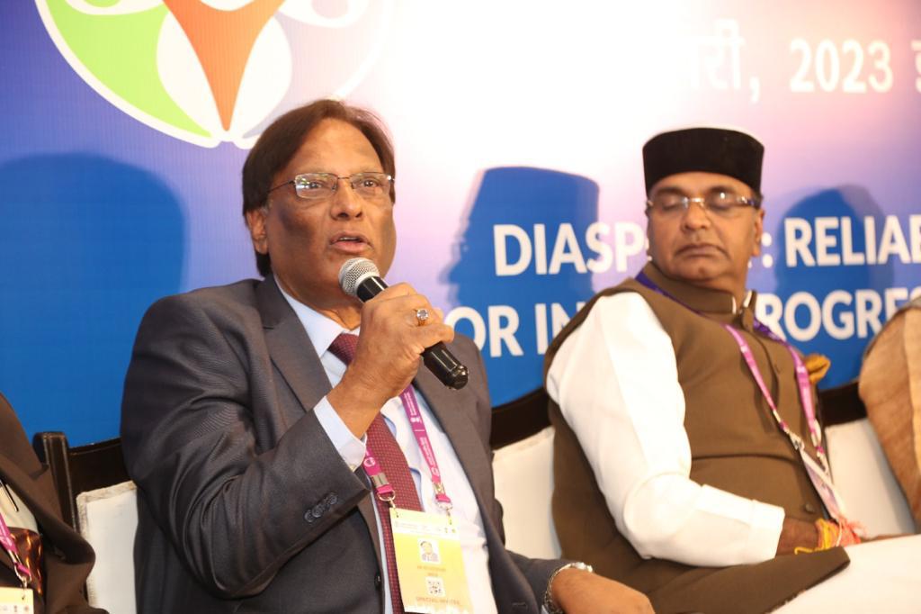 federation_m's tweet photo. On the day of Pravasi Bharatiya (NRI) Celebration organized by the Government of Madhya Pradesh at Indore – 08th Januray 2023. Dr Radha Sharan Goswami, President – FMPCCI #drrsgoswami #FMPCCI #VishwasSarang #ShivrajSinghChouhan #PravasiBhartiyaDivas2023 #mpmsme #mpsidc #mpayush https://t.co/VRhL1ya48z