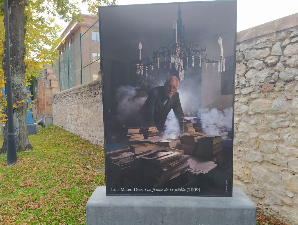 Las imágenes realizadas por el fotógrafo burgalés  #asísgayerbe para el @ILCyL recuerdan en los jardines del Palacio de la Isla de #Burgos a  los escritores de Castilla y León que han visto reconocido su trabajo literario con el ‘Premio de la Crítica de Castilla y León’.