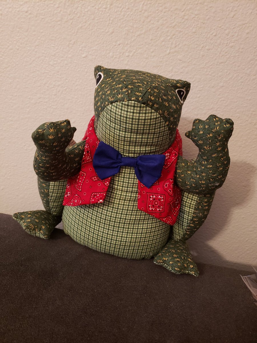 spookysnooty's tweet image. Very exited to list this fat handsome fellow in the shop soon!!! 🐸 #handsewn #plush #frogplush #handsewnplush