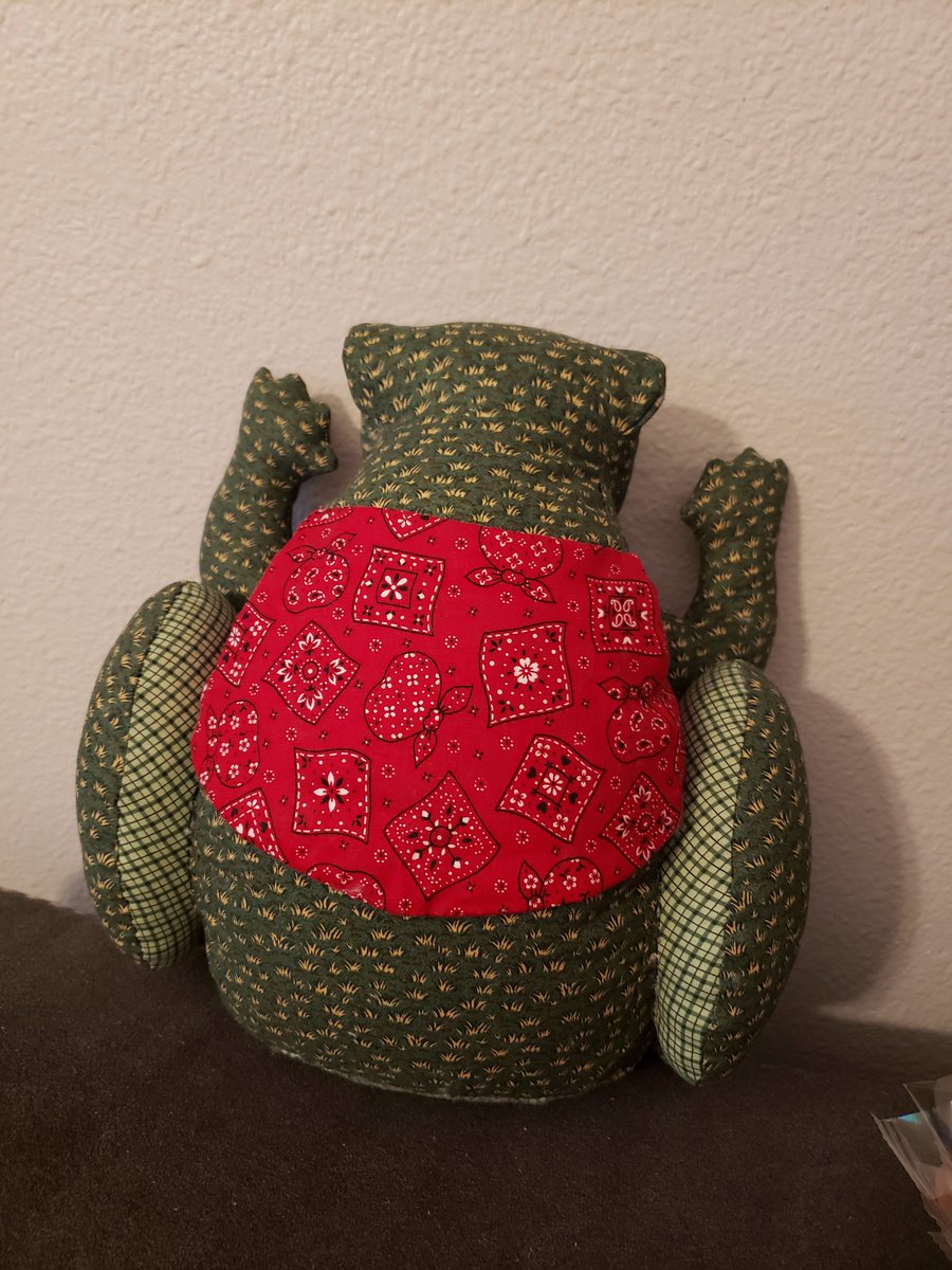 spookysnooty's tweet image. Very exited to list this fat handsome fellow in the shop soon!!! 🐸 #handsewn #plush #frogplush #handsewnplush