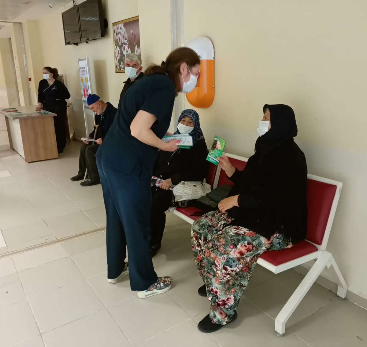 ezine_dh's tweet photo. Ezine Devlet Hastanesinde Dünya Rahim Ağzı Kanseri Farkındalık ayı ve Tüberküloz (Verem) Haftası sebebiyle Hastanemiz poliklinik katına stand kurularak hastanemize tedavi için gelen hastalara Hastane eğitim hemşiresi ve Enfeksiyon hemşiresi tarafından bilgilendirmeler yapıldı. https://t.co/O3GSlg2vR5