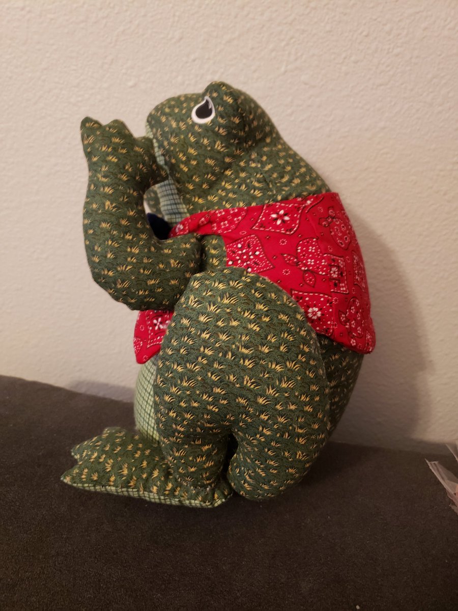 spookysnooty's tweet image. Very exited to list this fat handsome fellow in the shop soon!!! 🐸 #handsewn #plush #frogplush #handsewnplush