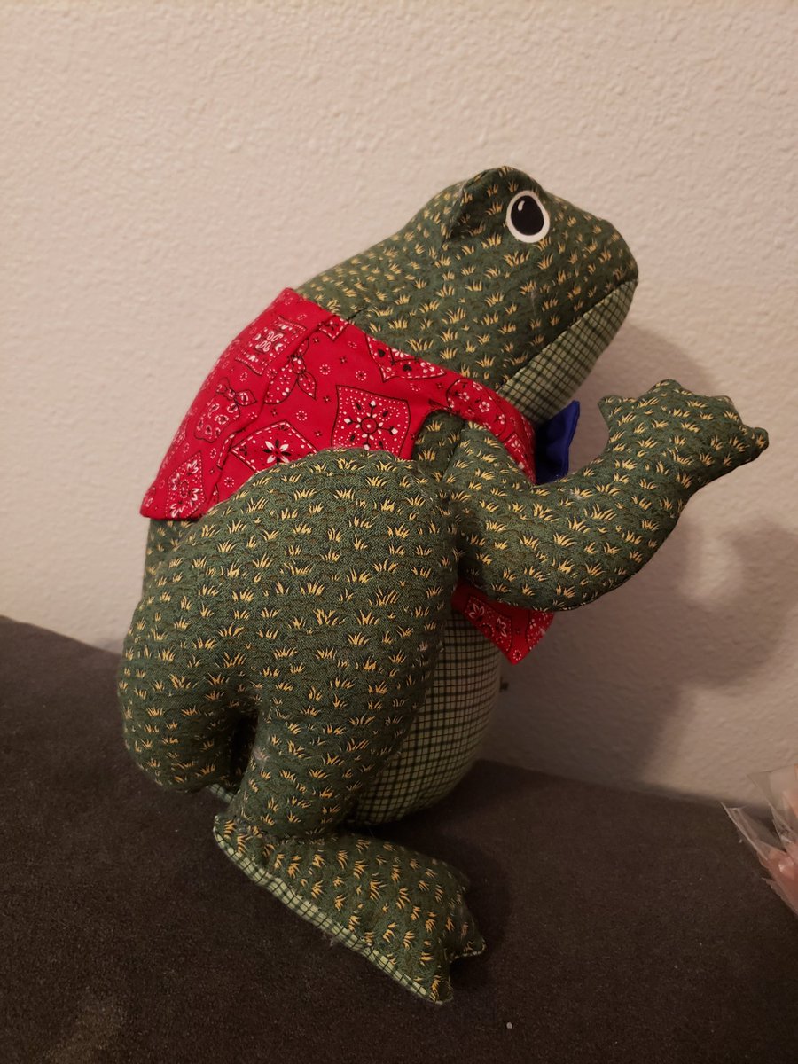 spookysnooty's tweet image. Very exited to list this fat handsome fellow in the shop soon!!! 🐸 #handsewn #plush #frogplush #handsewnplush