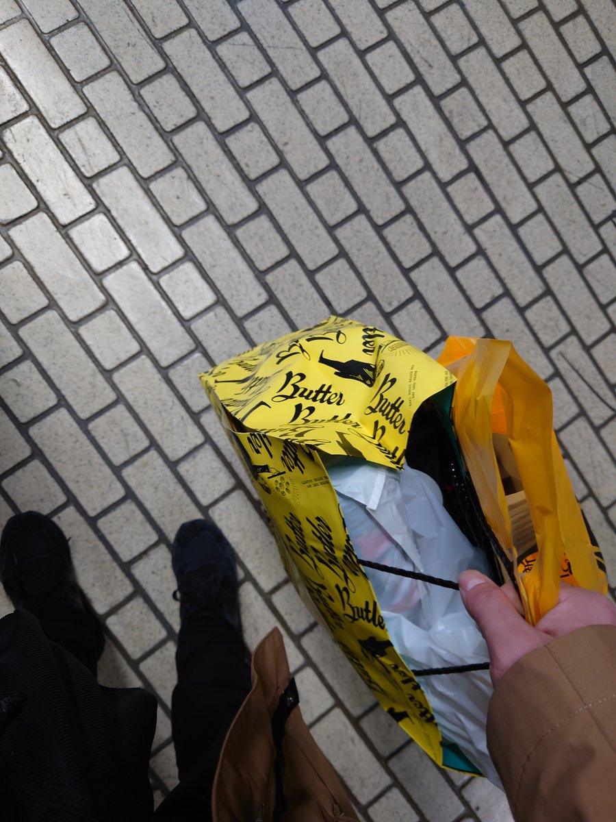 「なんか既に紙袋が死にかけてるけど家まで持つんですかね・・・(真顔) 」|終島だっちのイラスト