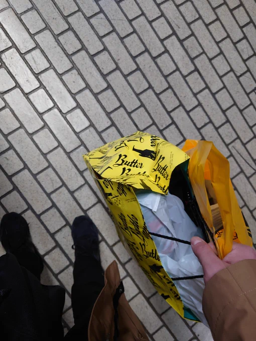 なんか既に紙袋が死にかけてるけど家まで持つんですかね・・・(真顔) 