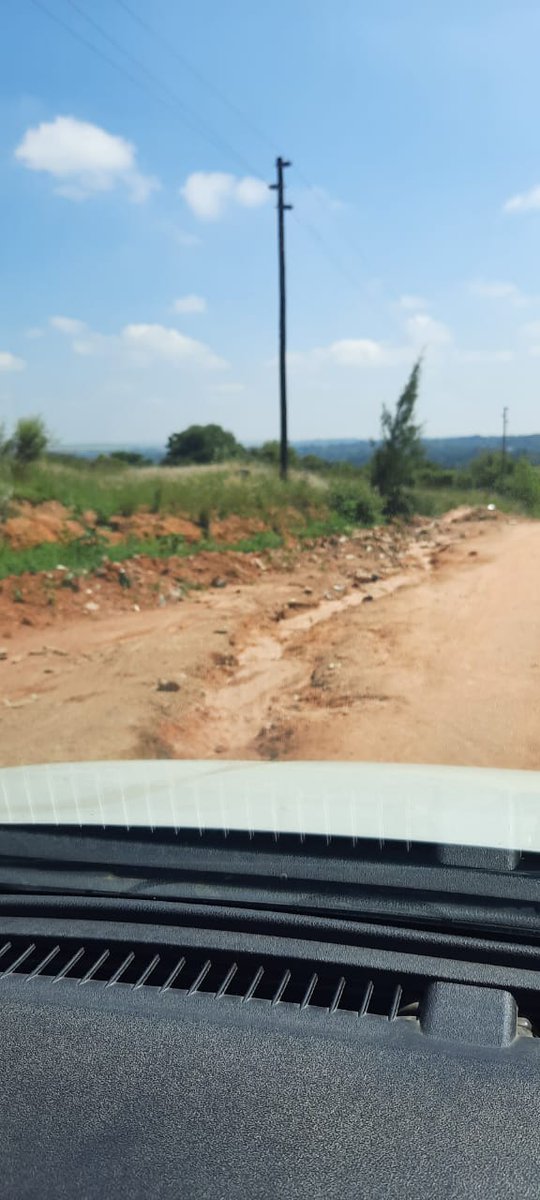 @MyJRA @rm_rufus @ChartwellCastle @chartwellmanor  @ChartwellCCE @ChrisCREMAX100
Watercombe Rd. Chartwell /Farmall. Gauteng

PLEASE repair. Its washed away & cars are damaged & getting punctures trying to navigate.
Road nearly impassable.
Must be graded.

maps.app.goo.gl/pQpUBwD8aUpofP…