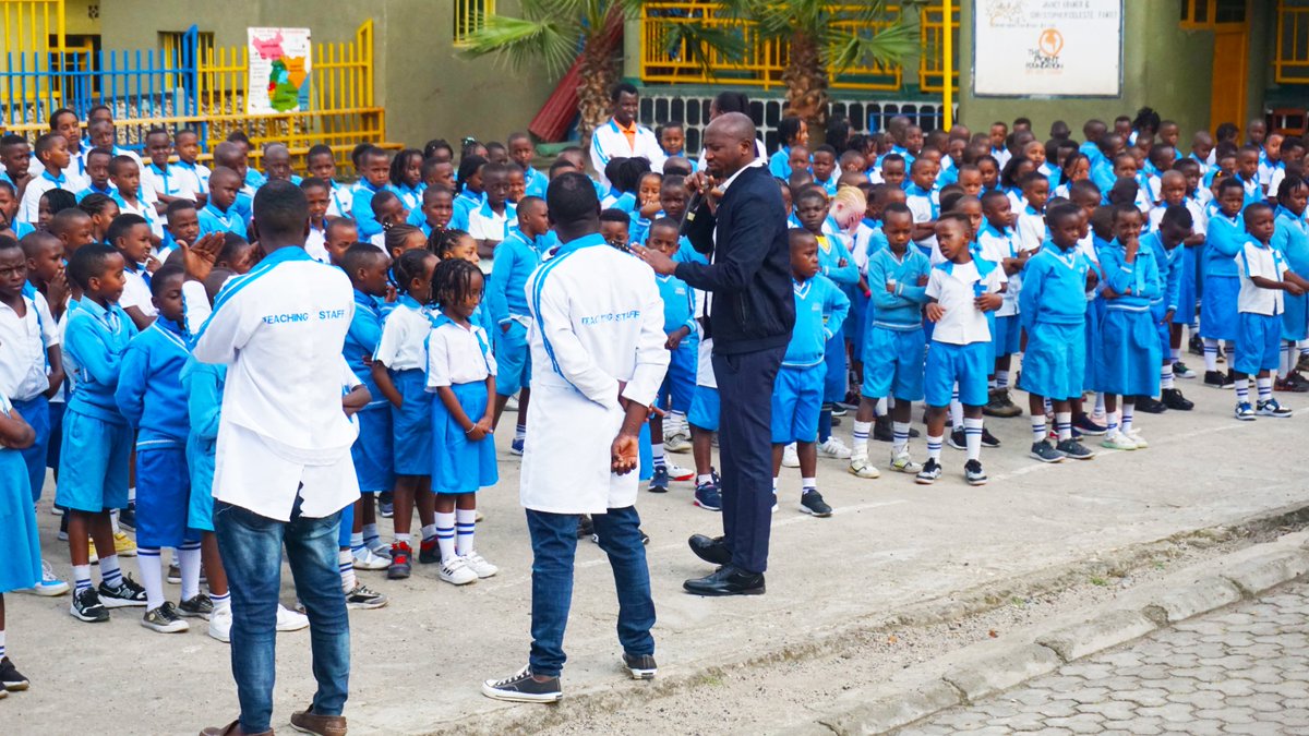 Uyu munsi ku wa 9 Mutarama 2023: Ubwo abana ba #HOUSEOFCHILDRENSCHOOL muri <a href="/RubavuDistrict/">Rubavu District</a>  batangiraga igihembwe cya kabiri bibukijwe ko amasaha yo gutangira no gusoza amasomo yahindutse. Nshimiyimana Justin, Umuyobozi w’iri shuri, yababwiye ko bakwiye gukomeza gukora cyane.