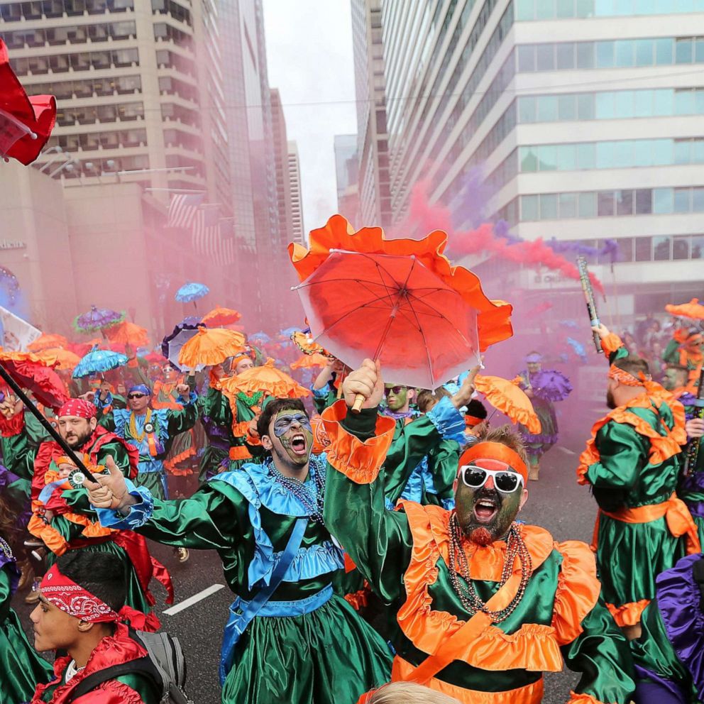 amadna's tweet photo. @hungrybowtie @magpiekilljoy @why_sophie_why
Just listening to the Dec21 BTB. Great episode💜 Couldn't help but think of the 120 yrs of working class ritual transvestism that happens every Jan 1st in Philly. It's messy and beautiful, a little scary, mostly silly and stupid https://t.co/aJkMT00AEI