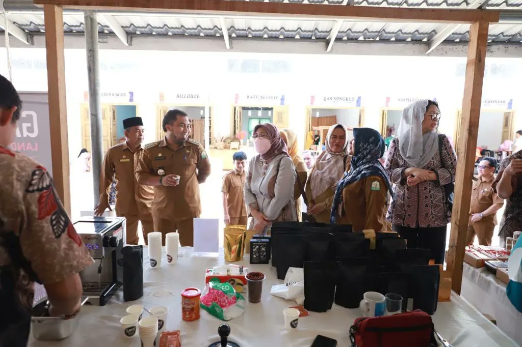 InfoAbes's tweet photo. Pj.Bupati Aceh Besar @Wanto89829710 bersama Pj. Ketua Dekranasda Aceh Besar Cut Rezky Handayani SIP MM Menerima kunjungan Dirjen IKMA Kementrian perindustrian-RI Ir.Reni Yanita https://t.co/zA122Up5dT di Dekranasda Aceh Besar,Kecamatan Ingin Jaya Senin (09/01/2023) https://t.co/UMe4qvzGef