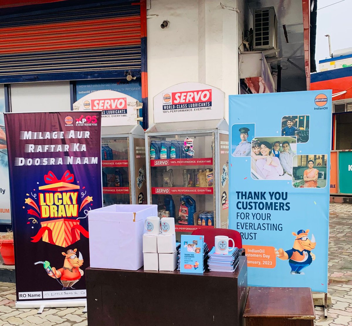 ioclpunjab's tweet photo. Customer’s day celebrated at M/S Little Sons &amp; Co.,Srinagar @ioclpunjab.  To thank our prestigious customer, Cups and Diaries were distributed as a token of Thanks. Also, Lucky Draw by Customers on a recently concluded scheme was held.
#IndianOilcl 
#IndianOilCustomersDay https://t.co/hgWX9Tjk6y