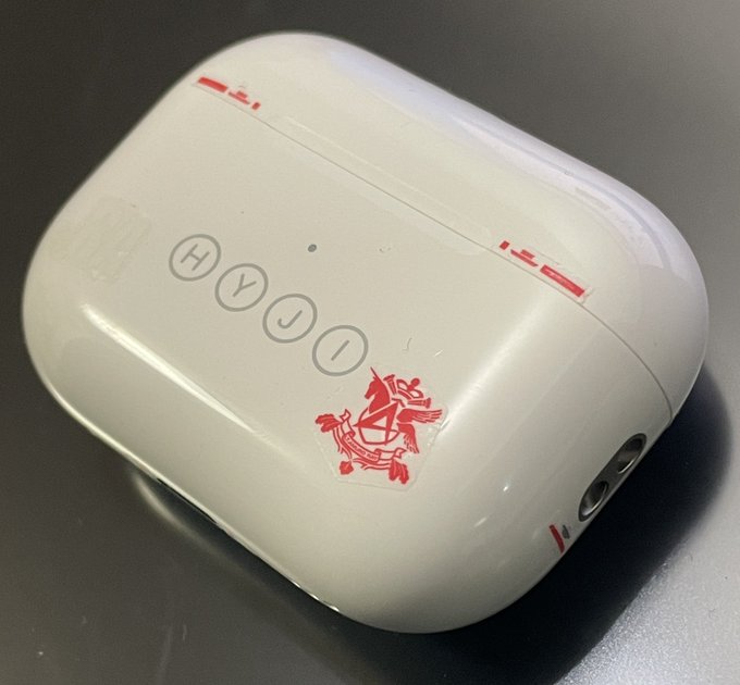 AirPods proにこの間作ったμガンダムの余ったシールデカールをペタペタ貼って厨二仕様に。
HYJIの刻印が最高にダセーw 