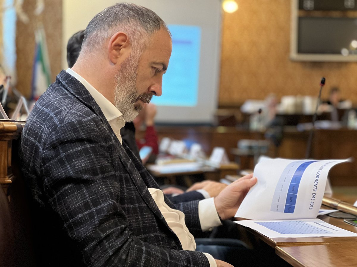 CMVenezia's tweet photo. Aperta dal sindaco della @CMVenezia @LuigiBrugnaro  la seduta della #ConferenzaDeiSindaci che dovranno dare il loro parere sul bilancio di previsione 2023-2025 e sul Dup (documento unico di programmazione) https://t.co/kNniS2pptK