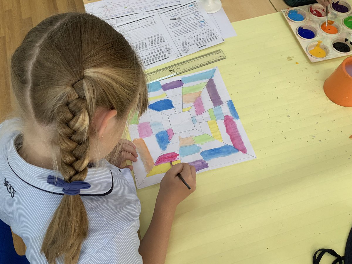 JESSjumeirahYR6's tweet photo. Throng to create a sense of depth in our art work - excited for the finished work! #JESSJumCreativity #JESSJumart @JESSArtDept @JESSDubai https://t.co/wQJrF29ia9