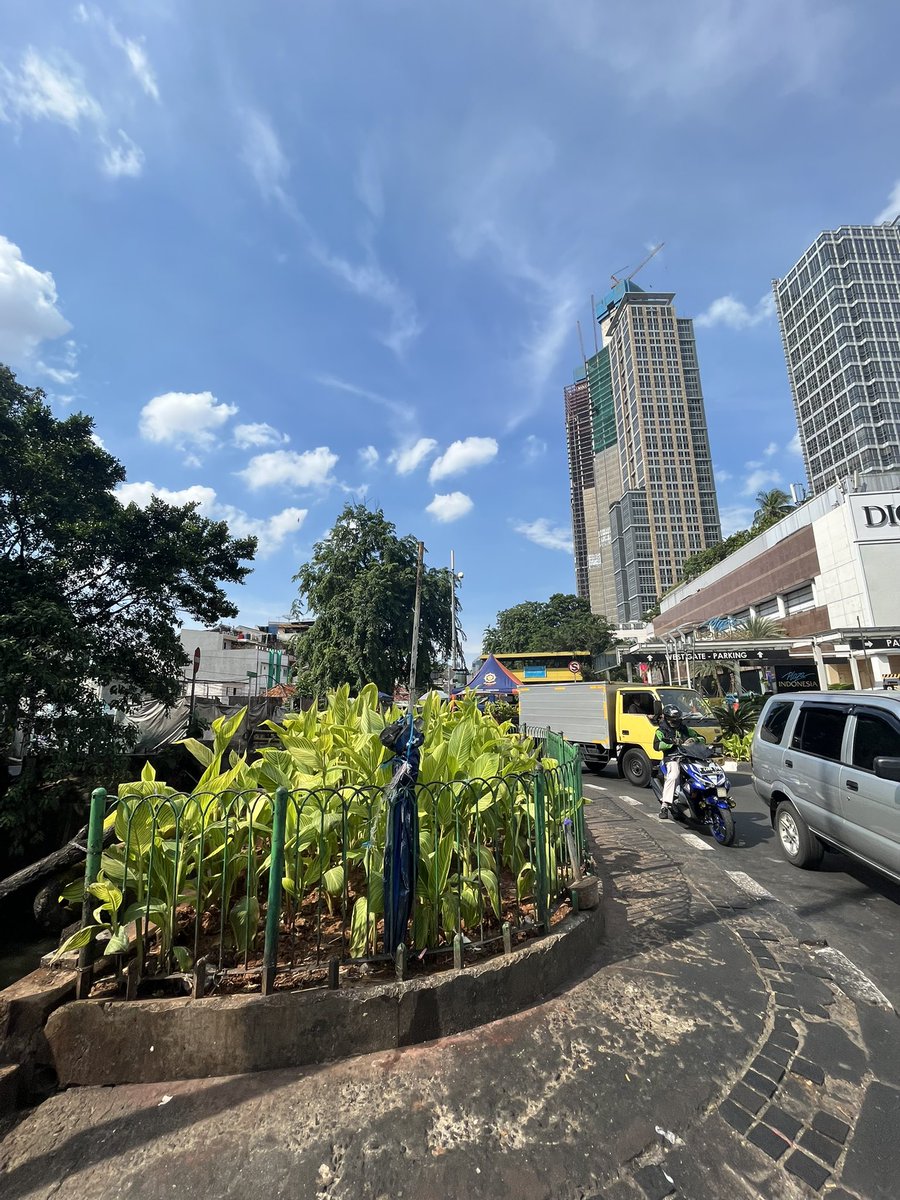 txtdrkuliner's tweet photo. ⚠️Sekilas Info⚠️

Pedagang kuliner di depan Grand Indonesia &amp; Plaza Indonesia sekarang ditertibkan https://t.co/6890Azm869