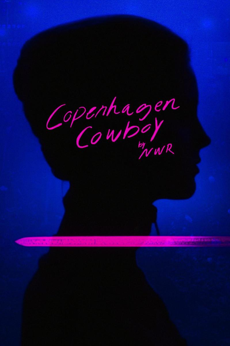 srta_brightside's tweet photo. Serie estéticamente preciosa, Nicolas Winding Refn, uso de sus característicos neones y BSO cojonuda. Para saber más, pincha abajo⬇️
📲Crítica de “Cowboy de Copenhague” por eafviles #reviews #series #seriéfilos #netflix 
https://t.co/TvrjhJWpen 
PDT: La podéis ver en @NetflixES https://t.co/YVjNEnBbW1