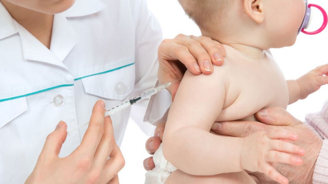 Las niñas y niños mayores de 6 meses y hasta los dos años inclusive pueden recibir su primer refuerzo de la vacuna contra coronavirus, y los mayores de 3 años y adolescentes entre 12 y 17 años podrán acceder a la tercera dosis, de acuerdo a lo anunciado por el Ministerio de Salud