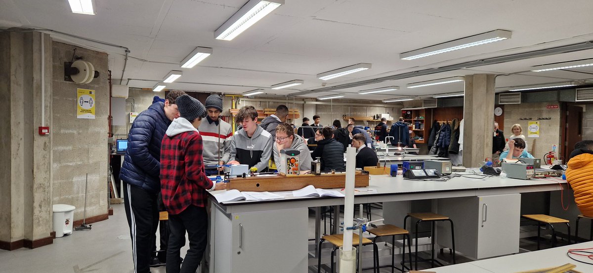 Dale_Counihan's tweet photo. 6th year students taking part in the @UL @PhysicsDeptUL Physics Mandatory Experiments day. Always an excellent day for the boys and brilliantly run as usual! A great resource for our @thegreencbs boys. #physics #experiments #lcphysics #universityoflimerick https://t.co/u2NyO1ZJfP