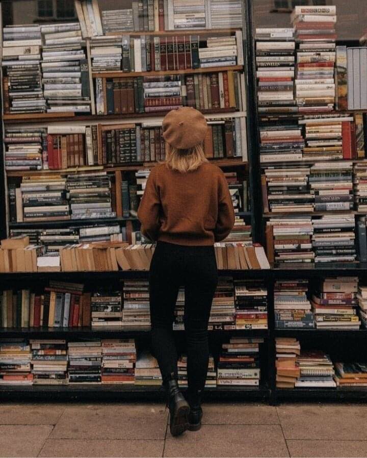 📚 “Me vuelvo loca en una librería. Hace que mi corazón lata con fuerza porque quiero llevarme todo”.

🖋 Reese Witherspoon