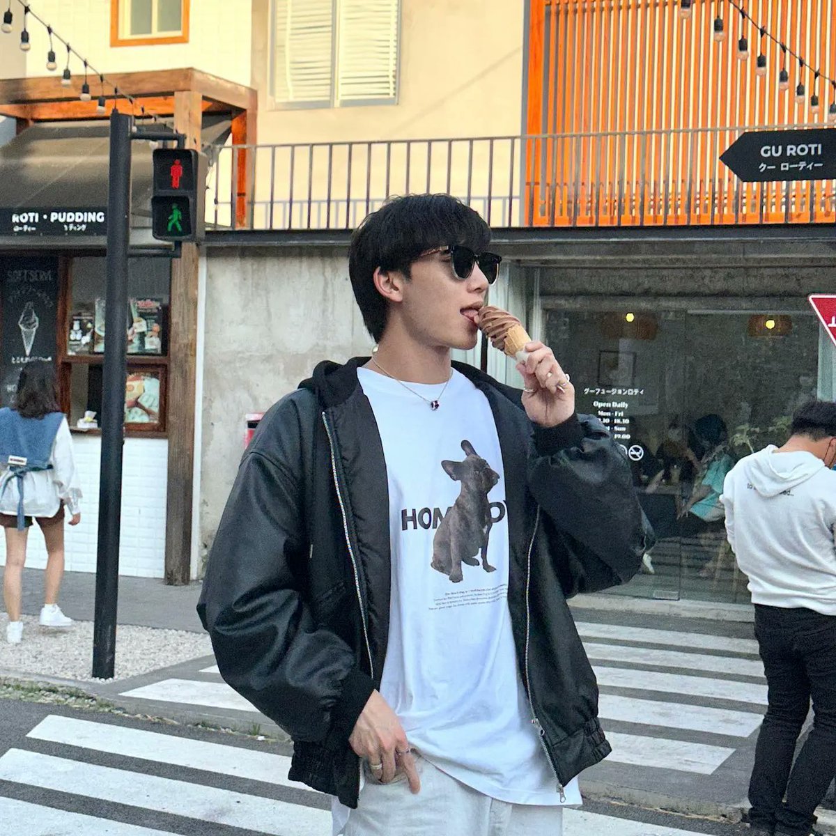 j_ratchaphonph's tweet photo. *Sad ice cream didn't enjoy P' Jeff licking because it falls early 😂🤣 

#jeffratchaphon https://t.co/LCyRlvv6P4