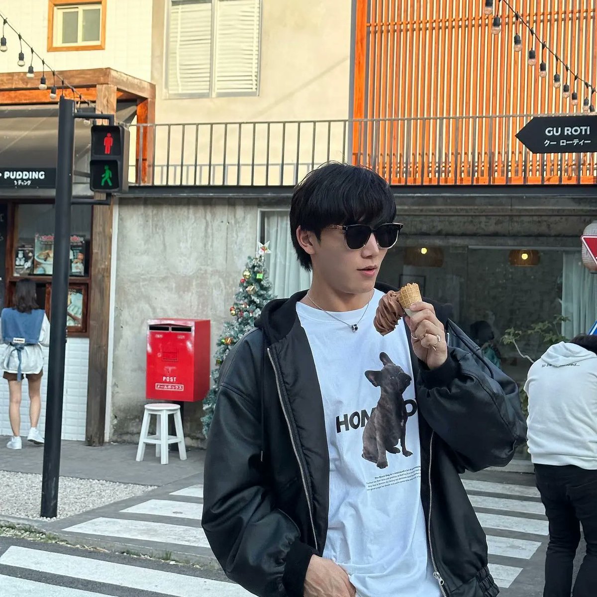 j_ratchaphonph's tweet photo. *Sad ice cream didn't enjoy P' Jeff licking because it falls early 😂🤣 

#jeffratchaphon https://t.co/LCyRlvv6P4