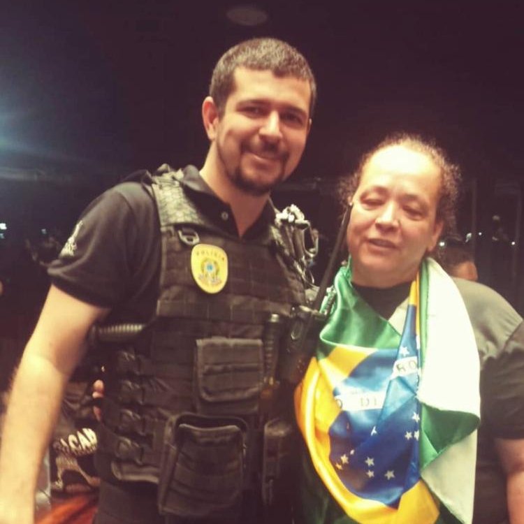 camasao50's tweet photo. O policial legislativo que aparece posando com uma golpista de Florianópolis é Walace França de Melo, servidor desde 2014 com salário de  de R$ 21 mil. Ele ainda é professor de preparatório para concursos, onde dá aula de ÉTICA NO SERVIÇO PÚBLICO. https://t.co/sHIA11E04W