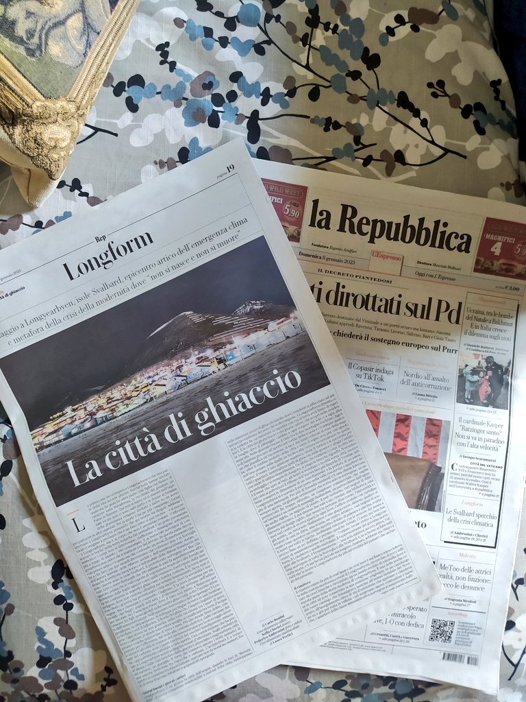 ChericiSofia's tweet photo. Ieri su @larepubblica, è uscito il mio lungo reportage su Longyearbyen, dove ho passato due mesi con @FredAmbrosini a parlare controvento e rischiare di scivolare.  

📷 Con le bellissime foto di Federico Ambrosini. 

Lo trovate anche online qui: https://t.co/Sk4SuCE2WH https://t.co/fcIcuW0aKY