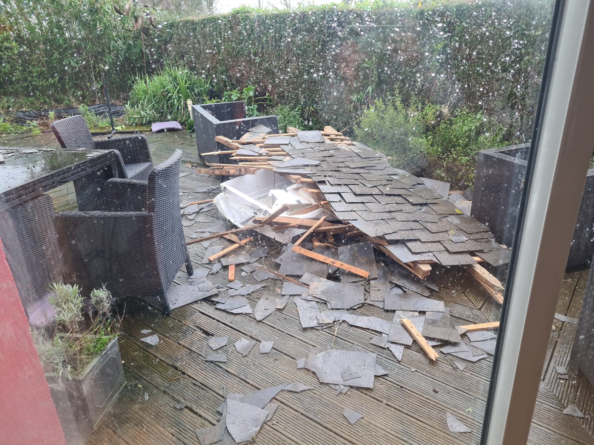 SacFustel's tweet photo. @SaintSulpice35 La commune de Betton a également été touché vers 14h15 aussi. C'était si bref et impressionnant ! Le temps était pourtant calme juste avant, ça a duré 15 secondes à peine. https://t.co/V2iNpyRSKn