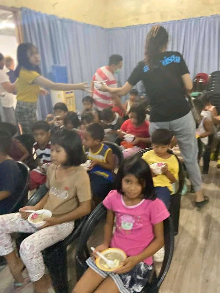 Dianah143's tweet photo. The joy you give to others, is the joy that comes back to you🎁❤️

#FeedingProgram

#grateful 
@KingsmanxToadz @mcoen41 @UltraIntstinct @S_e_r_g_i_o_589 
#XRP #XRPCommunity #FlareNetwork #SongbirdNetwork #cryptocurrency #DeFi #NFTs #SGB #NFTCommunitys https://t.co/vh9lvVnBf7