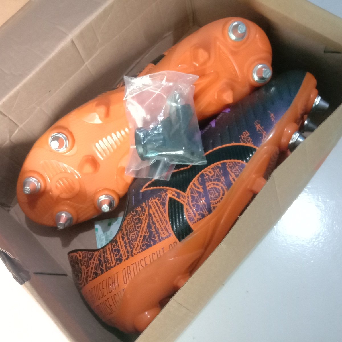 Punya sepatu bola ortuseight catalyst chyper pul besi (SG) size 40 kondisi lengkap. Nyari barter sepatu futsal size 44,. Semoga ada, aamiin 🤲🏼

#barter #nyaribarteran #nyaritukeran #tuker #trade
