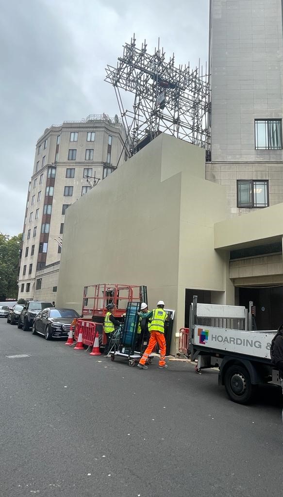 jrhoardingltd's tweet photo. Happy New year everyone. We are starting 2023 with a bang and have some exciting projects coming up to show you. 
Here is a fantastic project we finished up in 2022 :)

#Hoarding #2023ready #London #Construction https://t.co/8J88c9e6z3