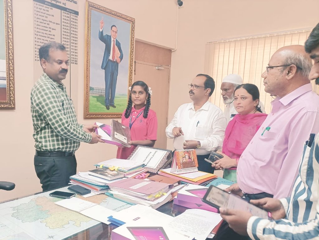 WorkersBoard's tweet photo. ಚಿಕ್ಕಬಳ್ಳಾಪುರ ಜಿಲ್ಲೆಯಲ್ಲಿ ಮಂಡಳಿಯ ವತಿಯಿಂದ ನೋಂದಾಯಿತ ಕಟ್ಟಡ ಕಾರ್ಮಿಕರ ಮಕ್ಕಳಿಗೆ #ಉಚಿತ_ಟ್ಯಾಬ್ ಗಳನ್ನು ಜಿಲ್ಲಾಧಿಕಾರಿಗಳಾದ ಶ್ರೀ ಎನ್ ಎಂ ನಾಗರಾಜ್ ಅವರು ವಿತರಿಸಿದರು.
ಈ ಸಂದರ್ಭದಲ್ಲಿ ಕಾರ್ಮಿಕ ಇಲಾಖೆಯ ಅಧಿಕಾರಿಗಳು ಉಪಸ್ಥಿತರಿದ್ದರು.
#KBOCWWB #ಶ್ರಮಮೇವ_ಜಯತೇ #FreeTabforLaboursChildren #BenefitsofLabourCard https://t.co/Cbo33Ofaph