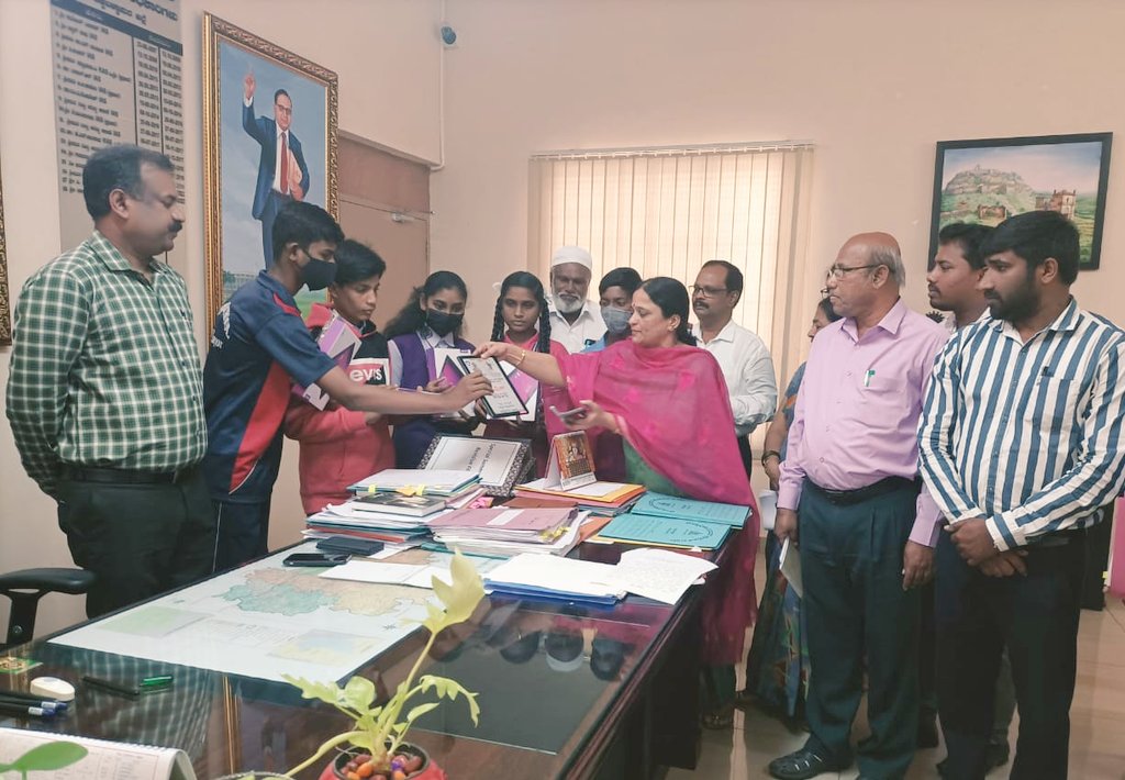 WorkersBoard's tweet photo. ಚಿಕ್ಕಬಳ್ಳಾಪುರ ಜಿಲ್ಲೆಯಲ್ಲಿ ಮಂಡಳಿಯ ವತಿಯಿಂದ ನೋಂದಾಯಿತ ಕಟ್ಟಡ ಕಾರ್ಮಿಕರ ಮಕ್ಕಳಿಗೆ #ಉಚಿತ_ಟ್ಯಾಬ್ ಗಳನ್ನು ಜಿಲ್ಲಾಧಿಕಾರಿಗಳಾದ ಶ್ರೀ ಎನ್ ಎಂ ನಾಗರಾಜ್ ಅವರು ವಿತರಿಸಿದರು.
ಈ ಸಂದರ್ಭದಲ್ಲಿ ಕಾರ್ಮಿಕ ಇಲಾಖೆಯ ಅಧಿಕಾರಿಗಳು ಉಪಸ್ಥಿತರಿದ್ದರು.
#KBOCWWB #ಶ್ರಮಮೇವ_ಜಯತೇ #FreeTabforLaboursChildren #BenefitsofLabourCard https://t.co/Cbo33Ofaph