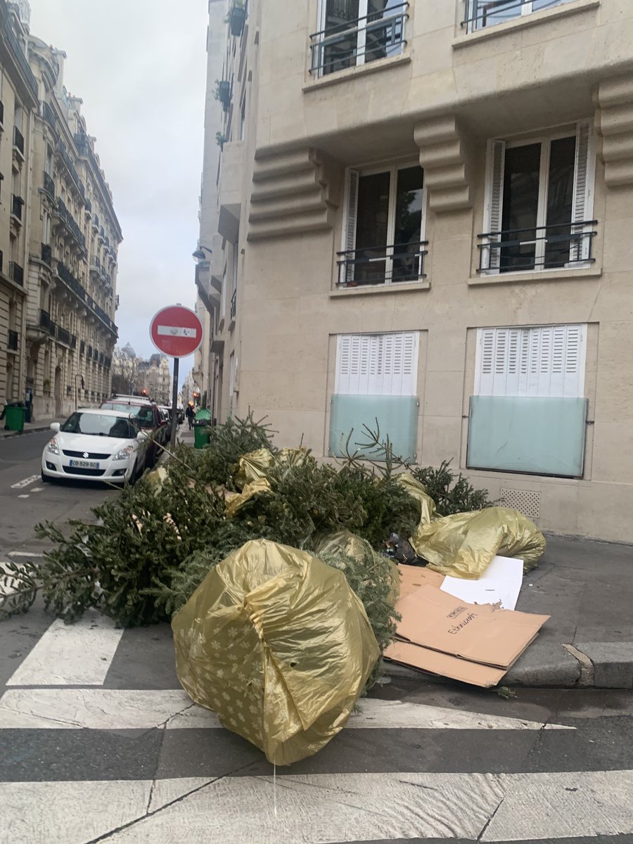 mairiedu16's tweet photo. 🚨Quel triste spectacle! A 100 mètres de la ⁦@mairiedu16⁩ où un point de collecte et donc de recyclage est mis à la disposition de tous, des rues rendues sales et impraticables pendant tout le WE! 🚨C’est irrespectueux de l’environnement, des agents et de ses voisins 😠 https://t.co/tPUf4DFceu