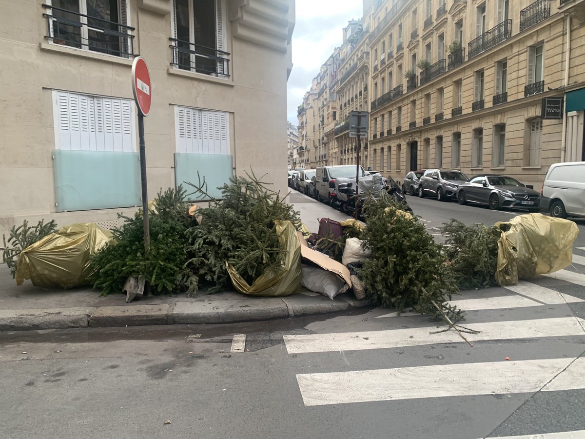 mairiedu16's tweet photo. 🚨Quel triste spectacle! A 100 mètres de la ⁦@mairiedu16⁩ où un point de collecte et donc de recyclage est mis à la disposition de tous, des rues rendues sales et impraticables pendant tout le WE! 🚨C’est irrespectueux de l’environnement, des agents et de ses voisins 😠 https://t.co/tPUf4DFceu