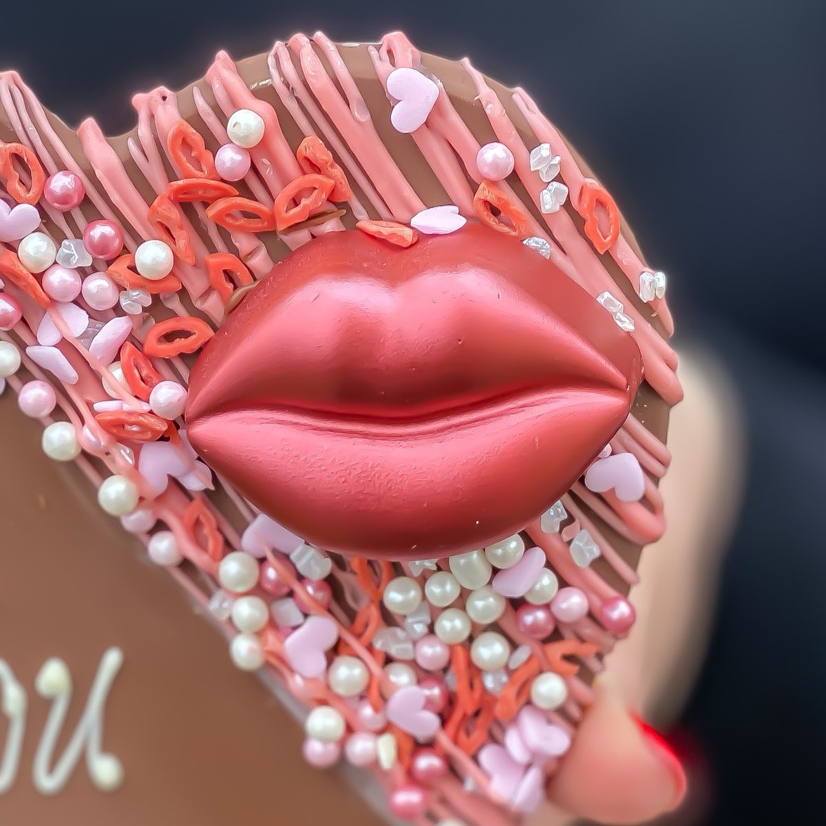 onlyissy's tweet image. What says I love you better than the gift of chocolate? From celebrating Valentine’s with your loved one, Galantine’s or Malanite’s with a friend,or simply giving yourself some self-love, this Personalised Cupid’s Bow Chocolate Heart is the perfect chocolate fix this Valentine’s!