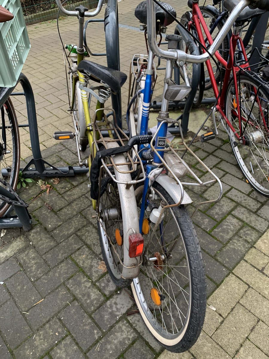 CherryandAnn's tweet photo. @Koeln Diese älteren Räder stehen schon seit Monaten an privaten Fahrradständern, die zu einem Wohnhaus gehören. Im Haus gehören sie keinem. Kann man diese entfernen lassen? https://t.co/AITN9HesUa