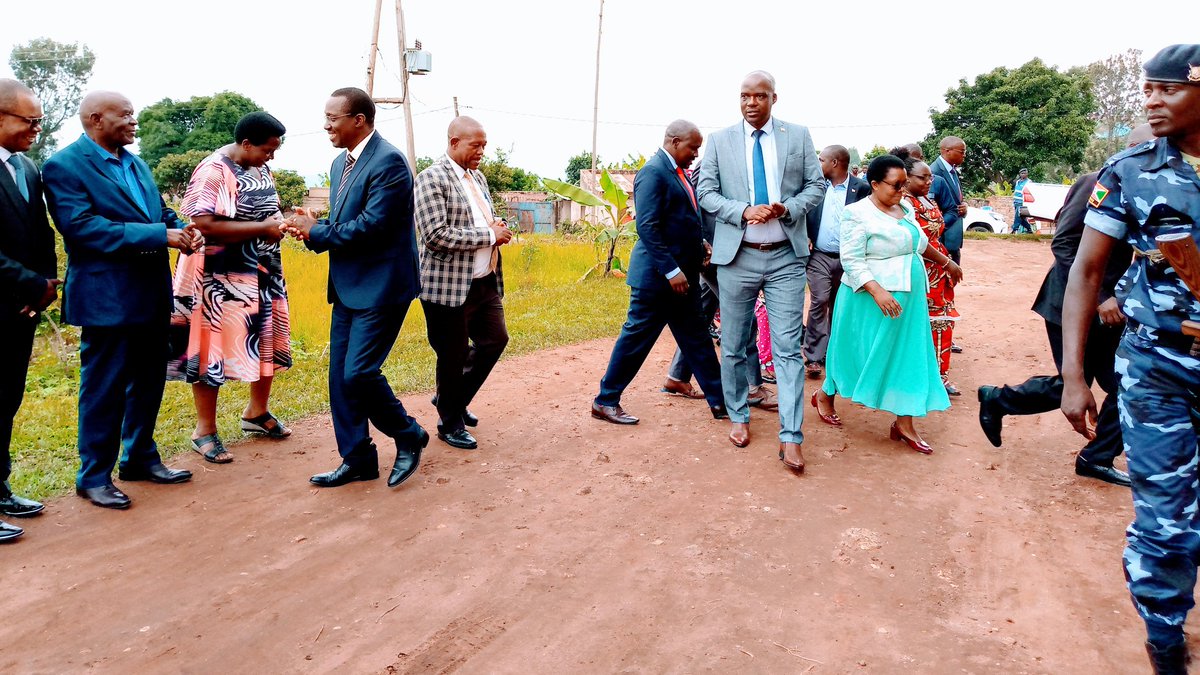 BuhumuzaProvinc's tweet photo. 1/2Mw'ijambo ry'ikaze,buramatari w'intara ya @MuyingaProvince Jean Claude #Barutwanayo yamenyesheje ko muri rusangi intara yifashe neza mu bisata vyose biyigize,igisata c'indero n'ubushakashatsi mu ntara gikorana neza n'intwaro,hamwe n'ikibazo c'abarimu badakwiye.
@MESRS4 https://t.co/BnkHgo58Fo