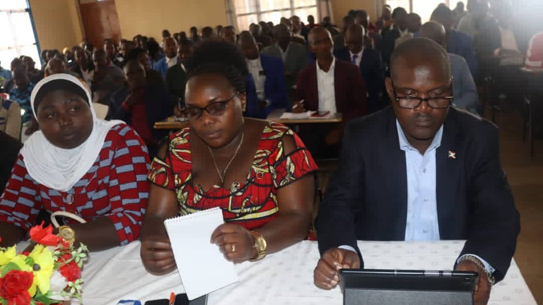 BuhumuzaProvinc's tweet photo. 1/2Mw'ijambo ry'ikaze,buramatari w'intara ya @MuyingaProvince Jean Claude #Barutwanayo yamenyesheje ko muri rusangi intara yifashe neza mu bisata vyose biyigize,igisata c'indero n'ubushakashatsi mu ntara gikorana neza n'intwaro,hamwe n'ikibazo c'abarimu badakwiye.
@MESRS4 https://t.co/BnkHgo58Fo