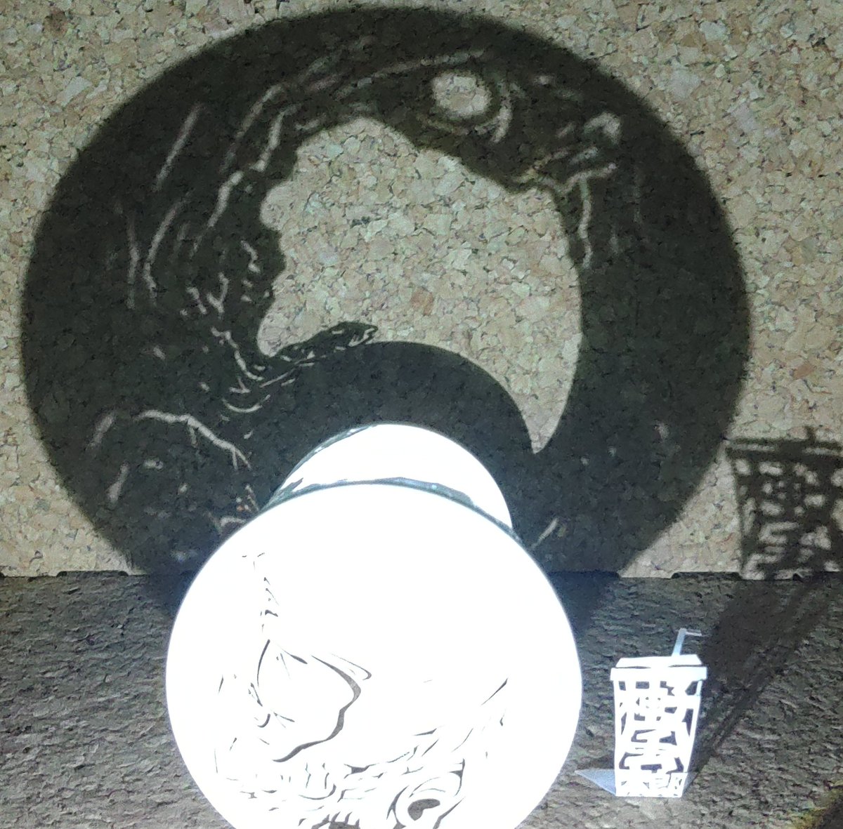 kamikotsubu's tweet photo. 紙コップ切り絵「達磨大師」
受験シーズンなので、達磨です。雪舟の慧可断臂図より。
#紙コップ #切り絵 #切り紙コップ #達磨 #合格祈願 #だるま #papercup #cutout #papercraft #dharma #prayerforsuccess https://t.co/q2um8MiJzR