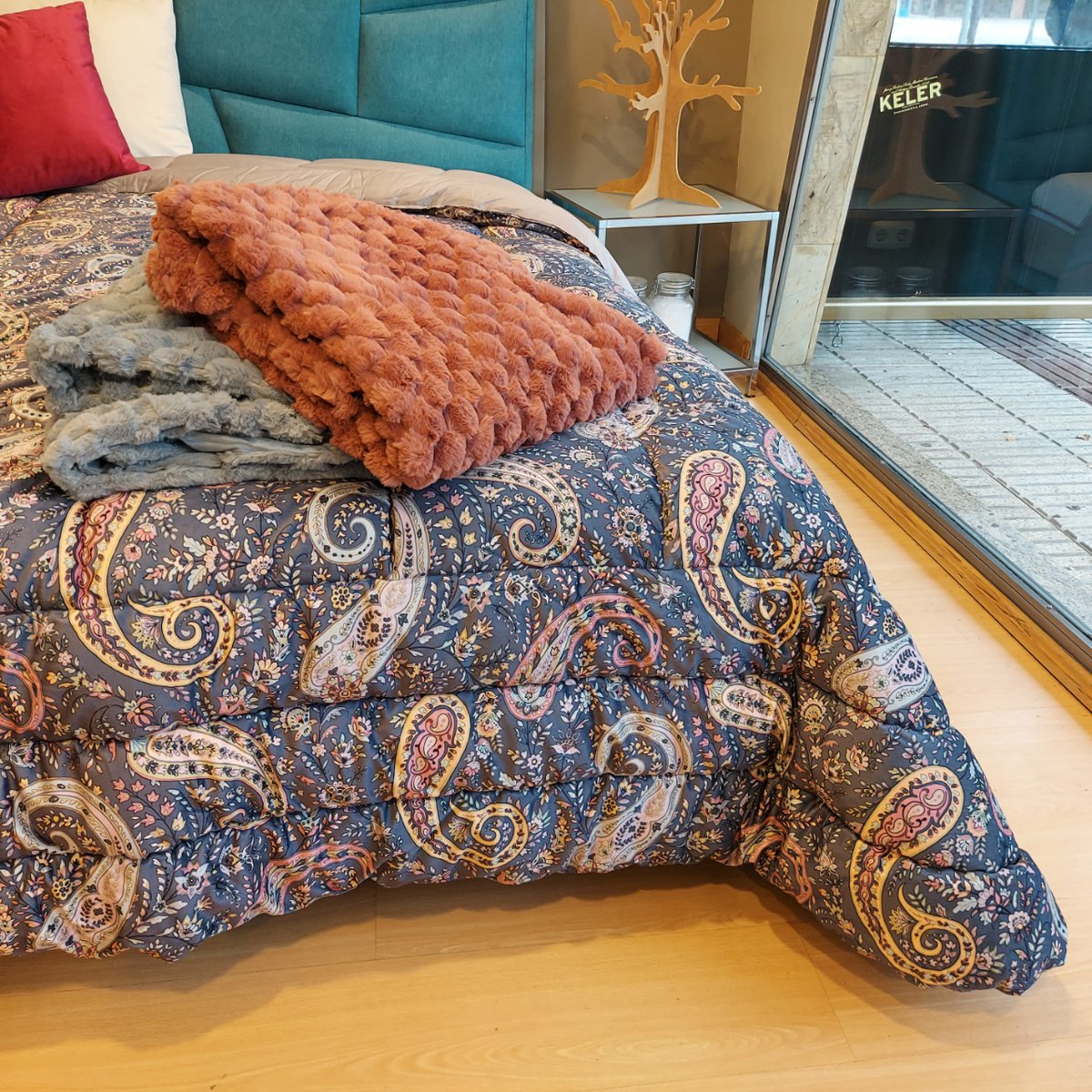 AroaXXI's tweet photo. Un acierto escoger el #edredon terciopelo Amalia en tonos índigo con los #plaid de ecopiel Alabar para vestir una cama de forma armonioso, actual y muy cálida. Sensaciones de hogar en la #exposición de nuestro cliente #colchoneriagorricho en su establecimiento de Tudela. https://t.co/B0g1UEexQU