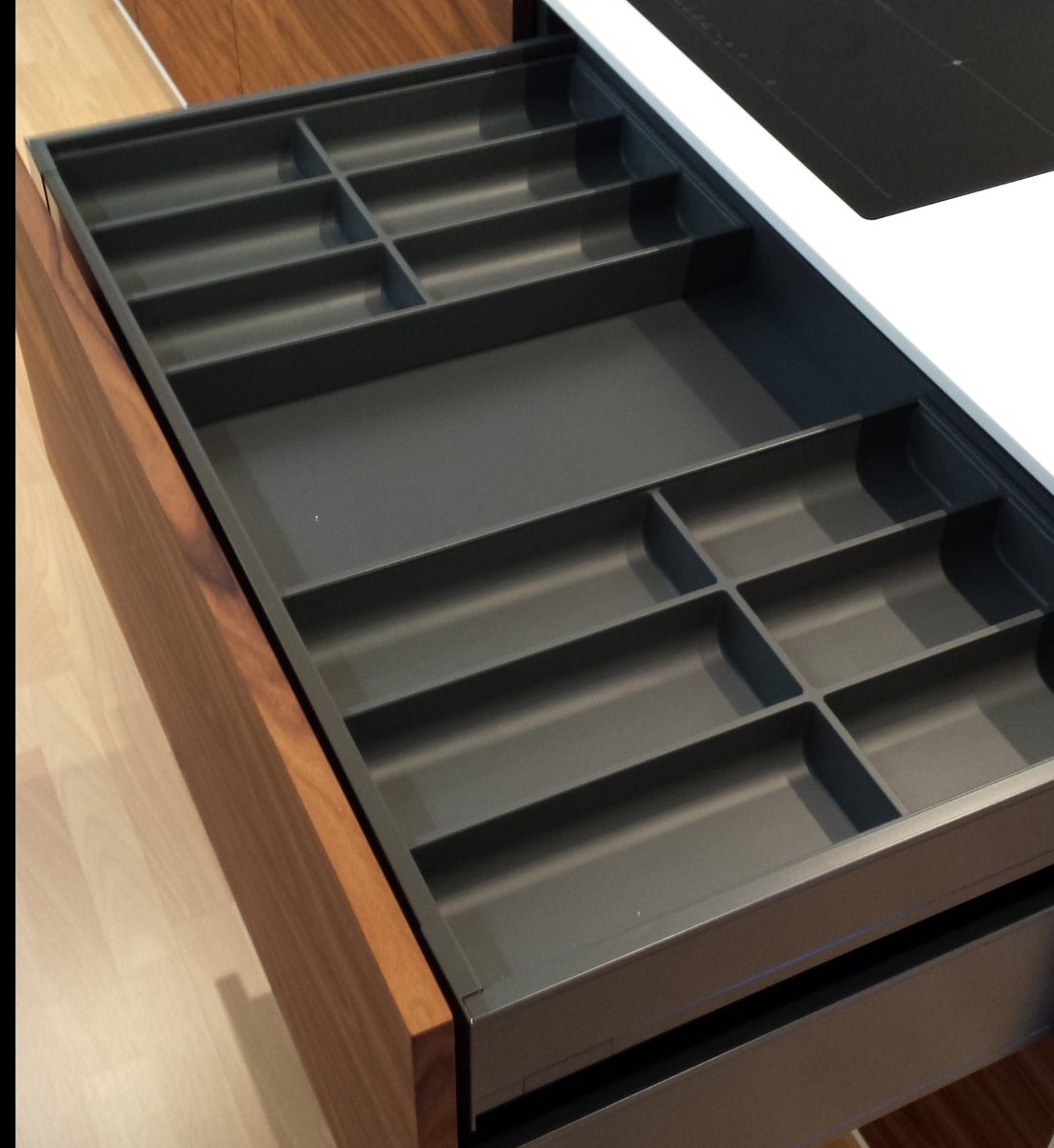 EbantechOficial's tweet image. Los interiores de cocina son igual de importantes que los acabados exteriores, como es el caso de estos cuberteros extra mate. 

#ebantech #ebanisteria #cocinadediseño #diseñodecocinas #cubertero #interiordesign #kitchendesign #kitchenfurniture #cocinasamedida