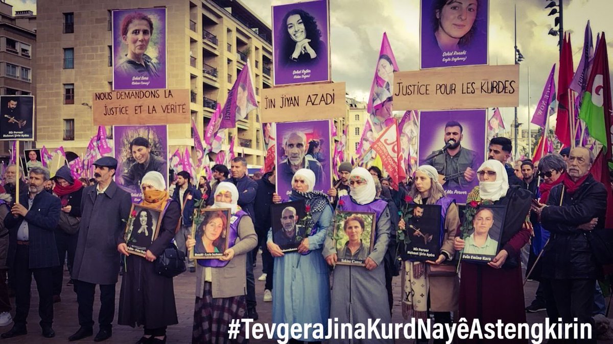 JavileHero's tweet photo. Sakine, Fidan ve Leyla’nın şehit edildiği birinci Paris katliamı aydınlatılmadan ikinci Paris katliamı yapıldı. Bu karanlık katliamlar Fransız yetkililerce derhal açıklığa kavuşturulmalıdır #TevgeraJinaKurdNayêAstengkirin https://t.co/wddGflzVcT