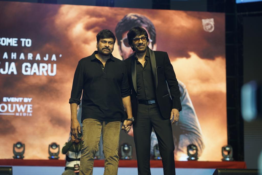 sribalajivideos's tweet photo. #Chiranjeevi &amp; #RaviTeja at the #WaltairVeerayya #MegaMassParty 💥💫📸 #SriBalajiVideo @KChiruTweets
@RaviTeja_offl https://t.co/CSqWWgtkeS