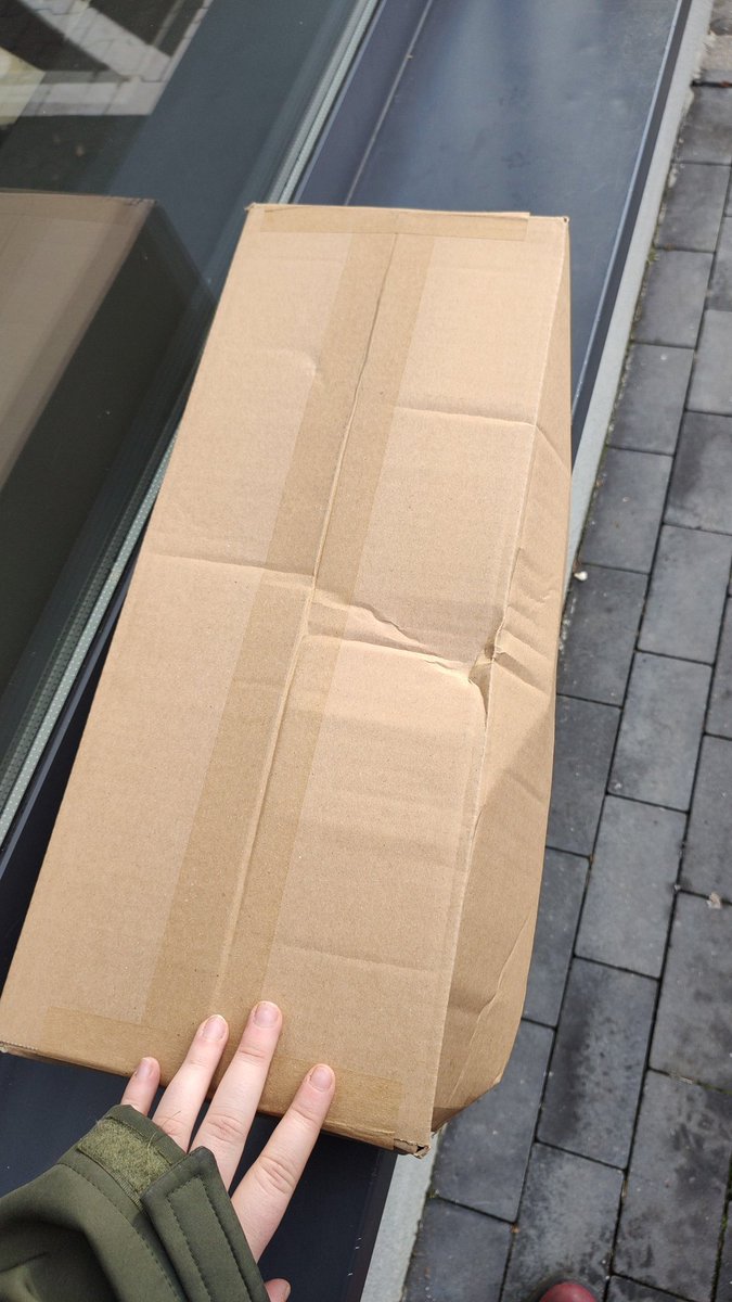 urlocalshinnie's tweet image. Kurwa moze mi ktos wyjasnic czemu paczka z wibratorem jest taka kolosalna??? 😭